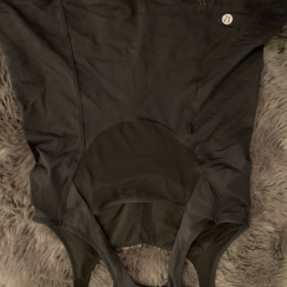 Size 4 Lululemon workout top - Picture 2 of 2